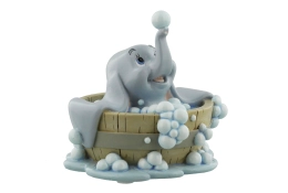 Figurine de Dumbo dans le bain