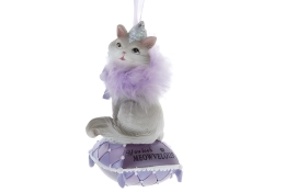 Chat sur un coussin décoratif