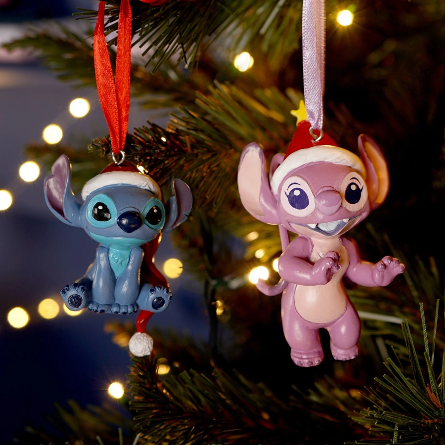 Stitch en Angel met kerstmuts als hangers in de kerstboom