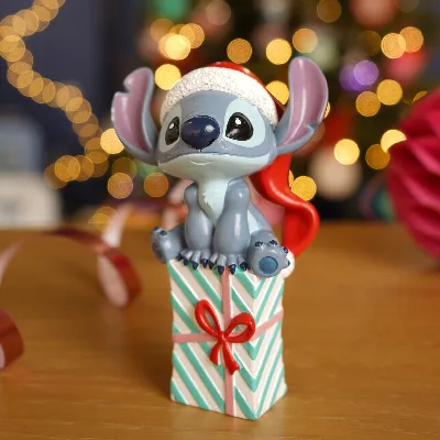 Disney Stitch Figur mit Weihnachtsmütze – Stitch auf einem Geschenk