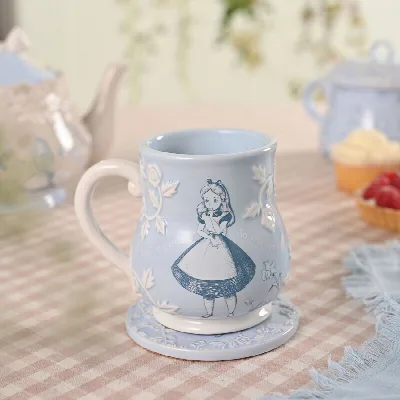 Alice in Wonderland Embossed Mok – Keramische mok blauw